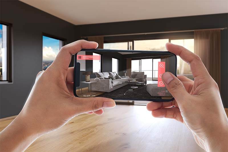 Ein Smartphone zeigt eine virtuelle Wohnzimmer-Einrichtung in Augmented Reality.